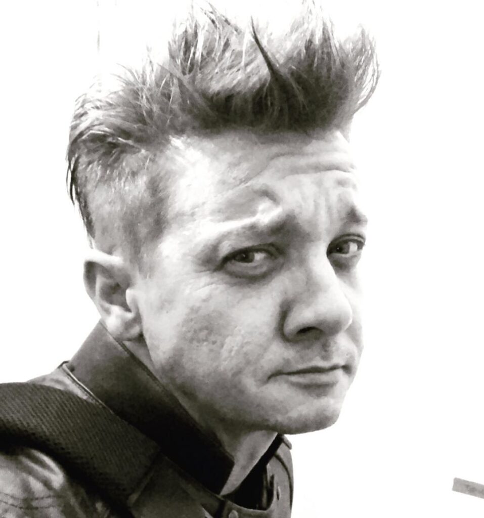 Tahun Baru, Jeremy Renner Kecelakaan Akibat Membersihkan Salju, Kritis!