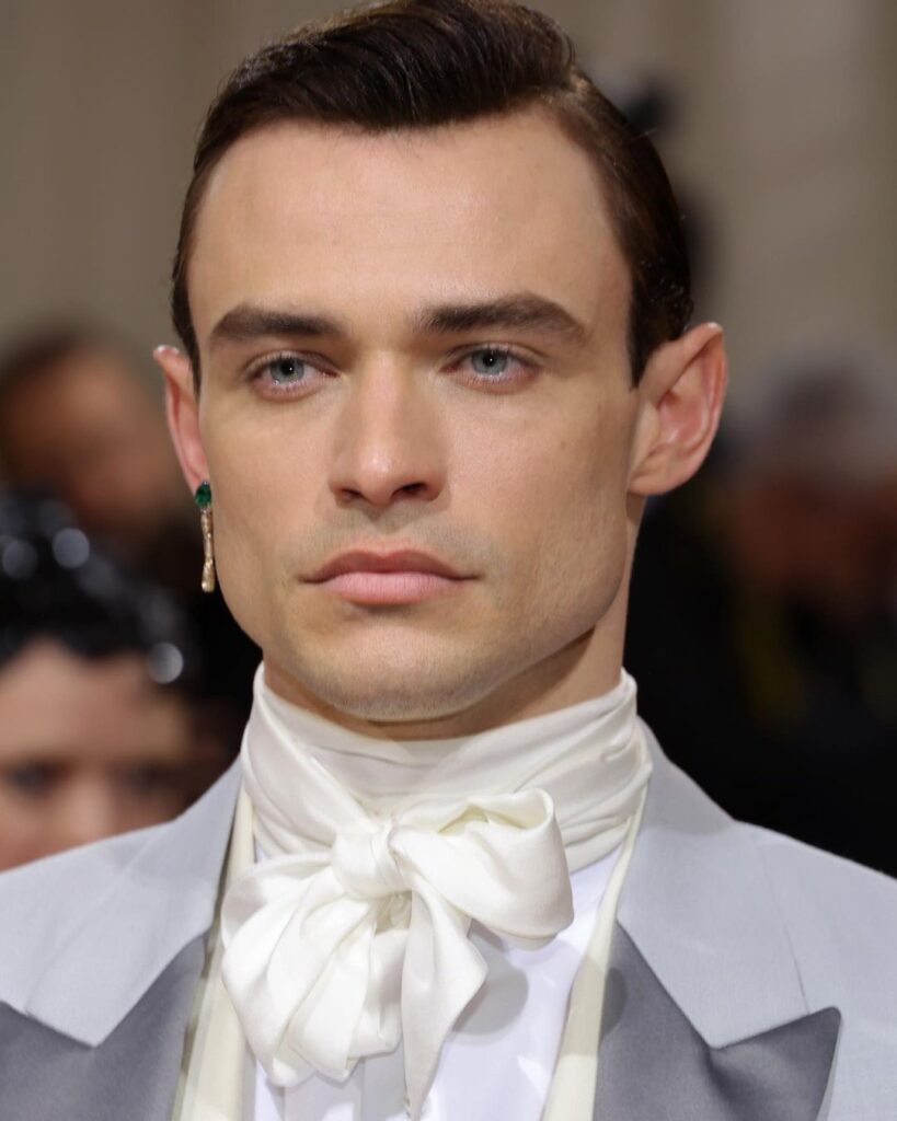 4 Keunikan Thomas Doherty, Si Vampir Tampan di The Invitation Netflix