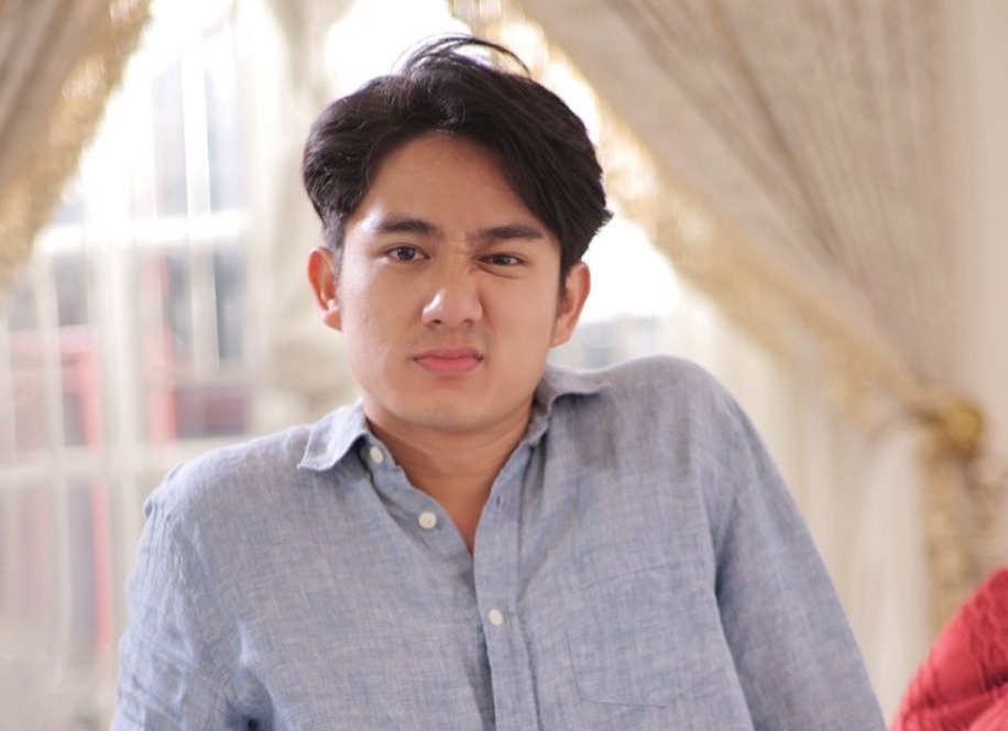 Merakyat Banget, Kenny Austin Minum Kopi Hitam Sachet