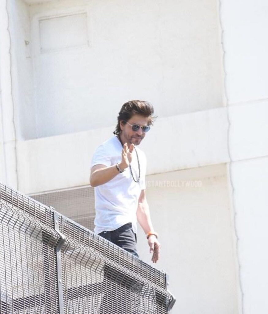 Lebaran, Shah Rukh Khan Sapa Penggemar Dari Balkon Rumah dan Lakukan Ini