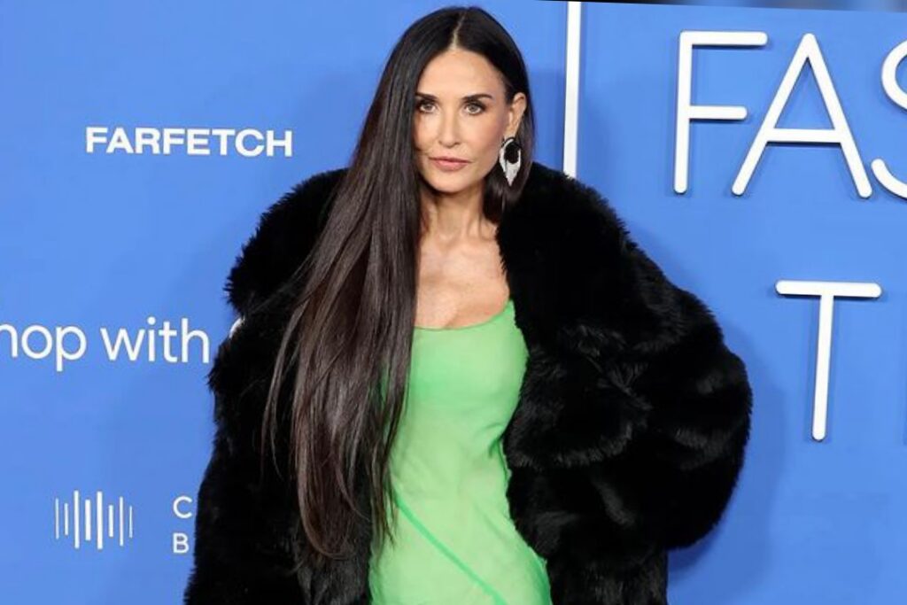 Pose Bikini Demi Moore di Usia 60 Tahun Bikin Insecure Nih