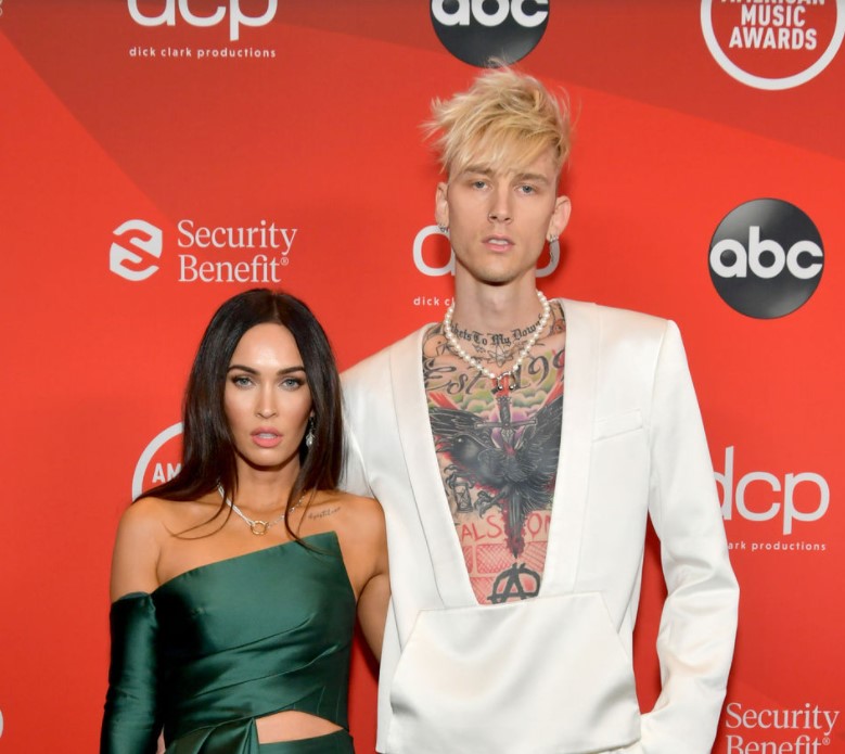 Megan Fox Isyaratkan Putus dengan Machine Gun, Ditengarai Ada Pihak yang Selingkuh