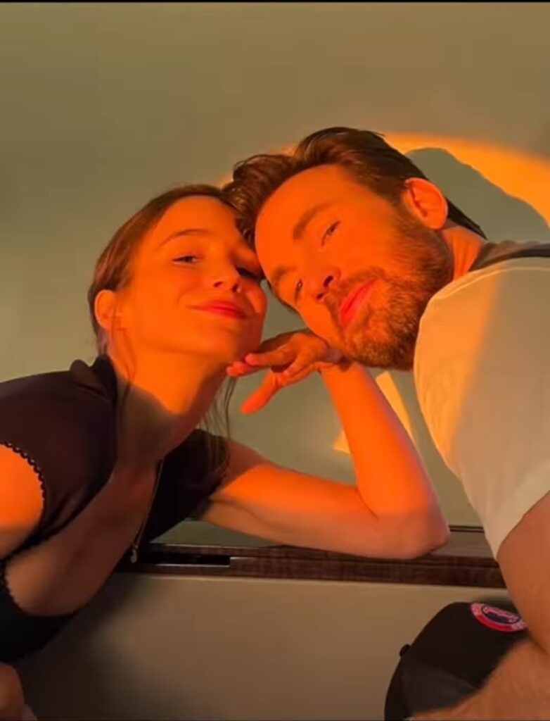 Chris Evans dan Alba Baptista Bagikan Foto Mesra di Hari Valentine!