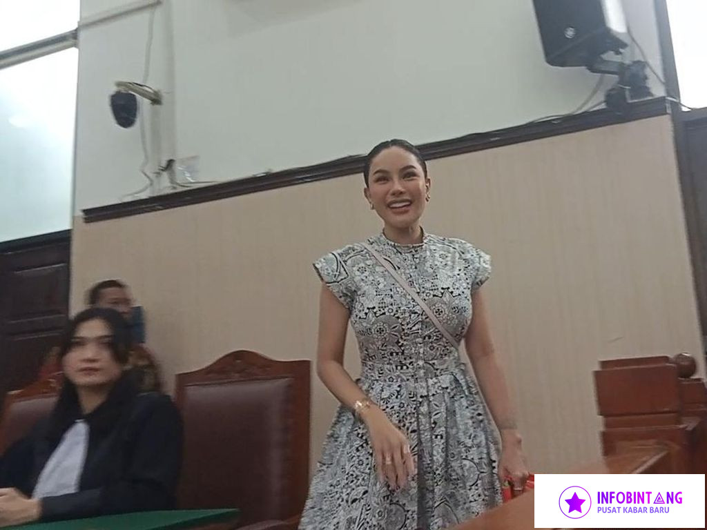 Gaya Modis Nikita Mirzani di Sidang Curi Perhatian