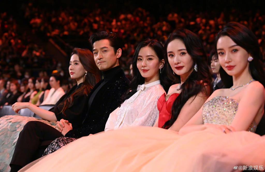 Weibo Night 2023: Hu Ge dan Liu Yifei Digelari King & Queen Weibo