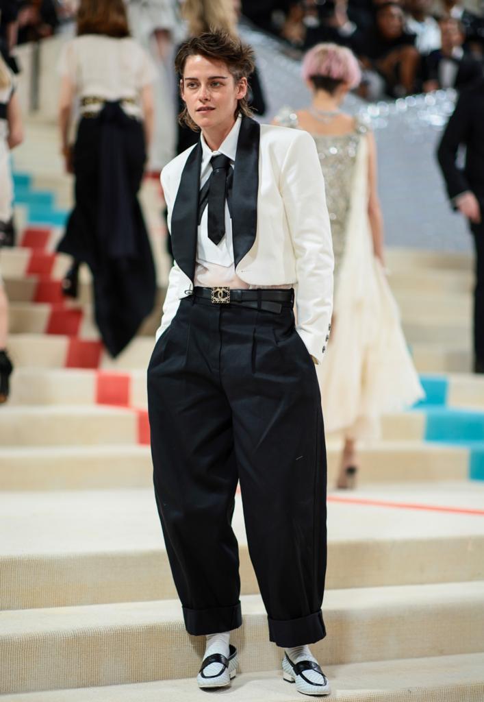 OMG! Kristen Stewart Tampil Maskulin di Met Gala 2023