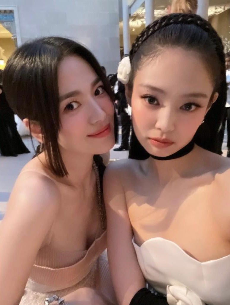 Song Hye Kyo dan Jennie BLACKPINK Satu Frame di Met Gala 2023, Trending!